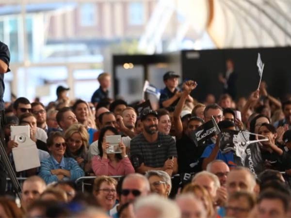 ரசிகர்கள் கூட்டம்...