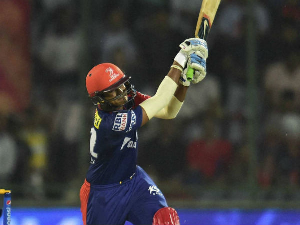 எல்லையை முத்தமிட்ட பந்துகள்