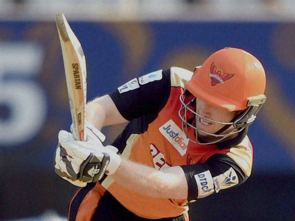 துணை நின்ற மோா்கன், சா்மா