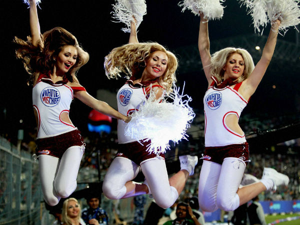 பின்னால் இருந்து வரும் கமெண்டுகள்