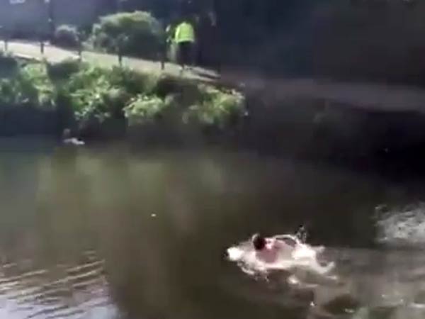 ஆற்றில் விழுந்த பந்து: