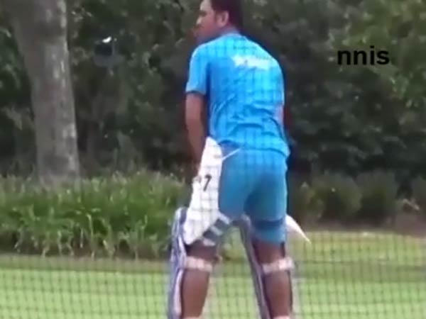 டோணி சாதாரண ஆளா