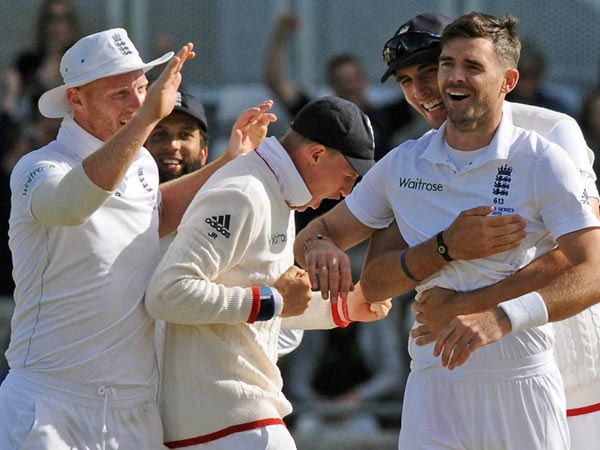 இங்கிலாந்து முன்னிலை