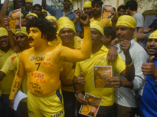 ரசிகர்கள் போராட்டம்