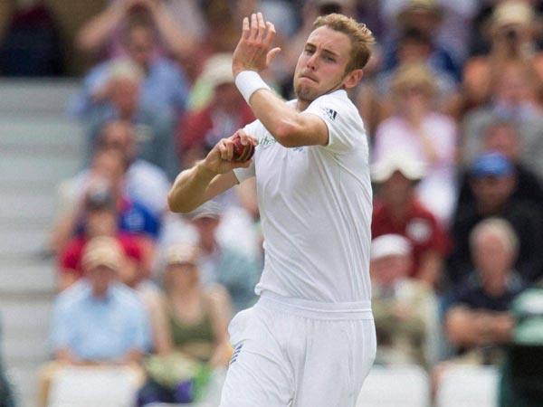 முதல் ஓவரிலேயே ஆதிக்கம்