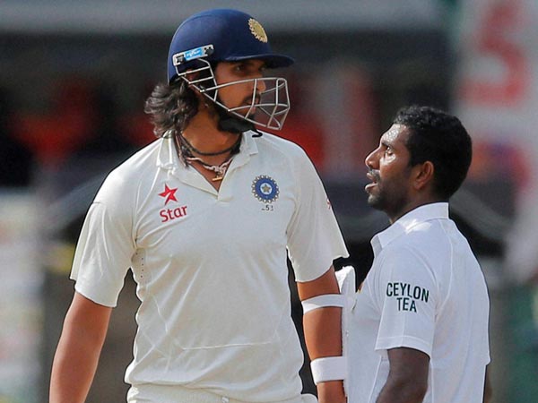 தலையை அடித்தார்