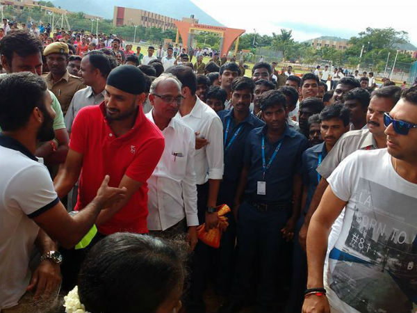 மலர்தூவி விளையாட்டு