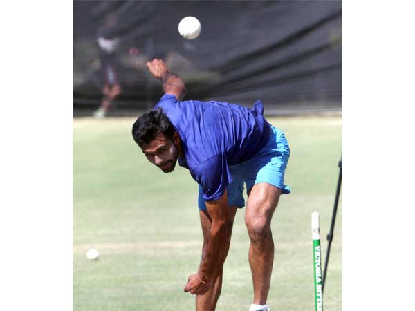 பரீந்தர் ஸ்ரன் போட்ட பந்து