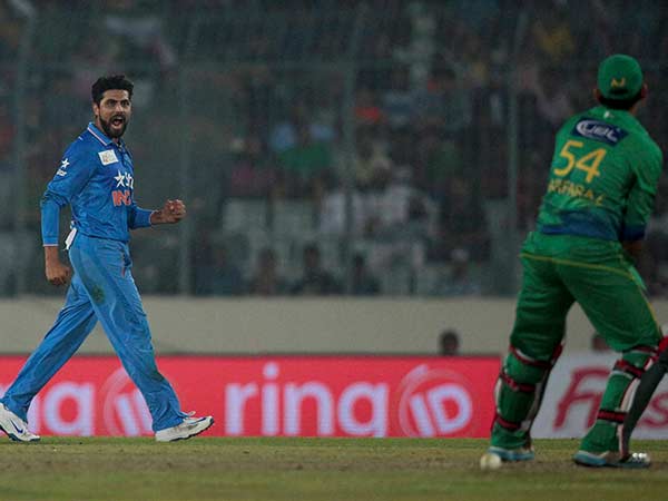 பலே பந்து வீச்சாளர்கள்