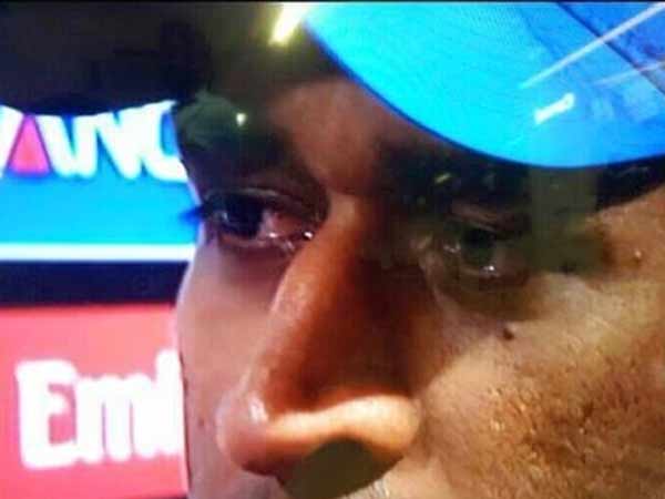 கண் கலங்கிய டோணி