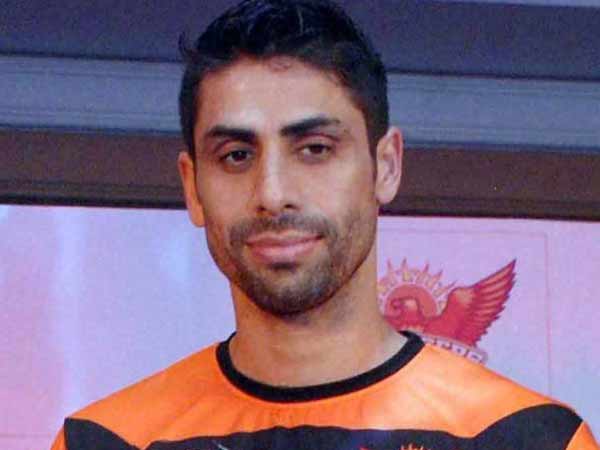 ஆசிஷ் நேஹ்ரா வேற