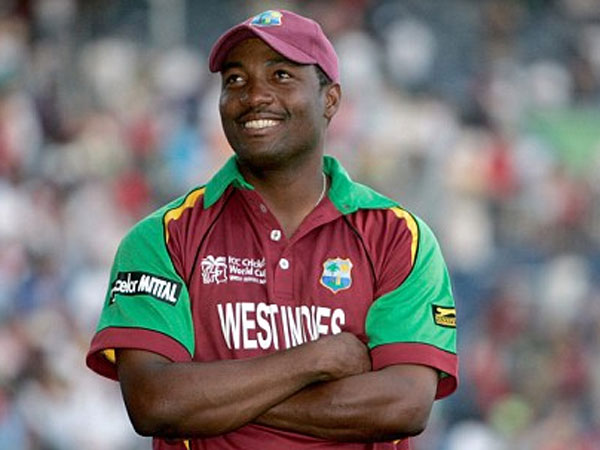 அவ்வப்போது பால்கனிக்கு வந்து