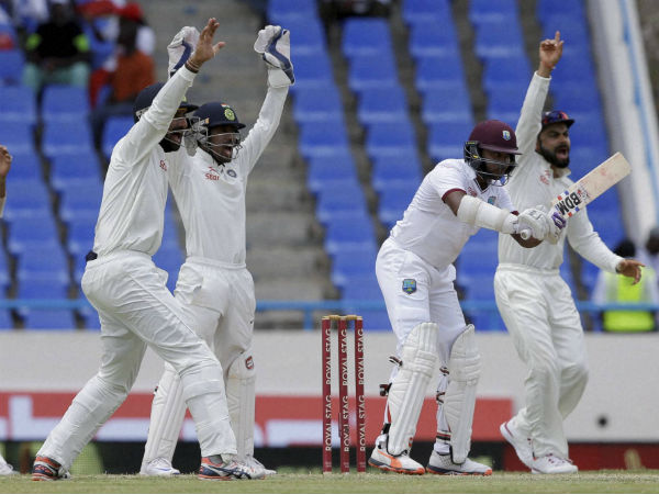 42வது ஓவரில் சாமுவேல்ஸுக்கு நாக் அவுட்