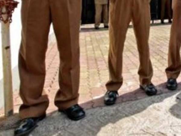 போலீசாரிடம் சிக்கினார்