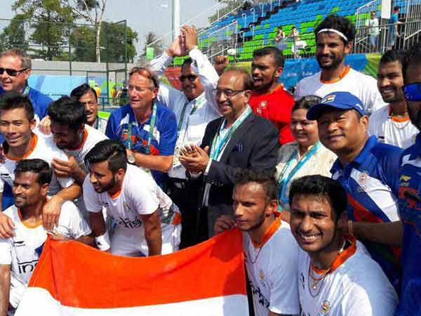 அடாவடியாக நடக்கிறார்