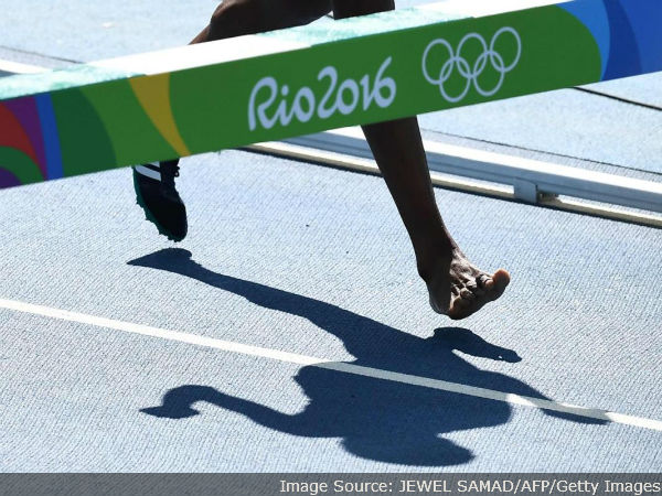 பாதியில் அறுந்து போன ஷூ