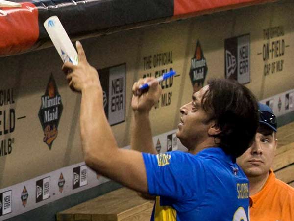 எப்படிப் போட்டாலும் அடிப்பார்