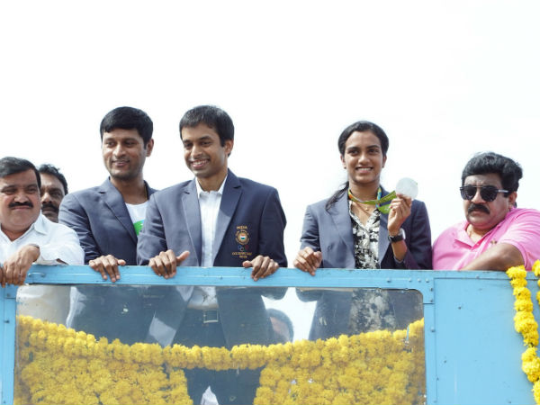 PV Sindhu arrives in Hyderabad to a grand welcome