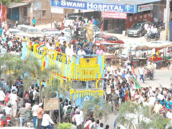 PV Sindhu arrives in Hyderabad to a grand welcome