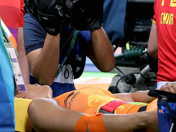 wrestling women :Vinesh Phogat injured during the match loses