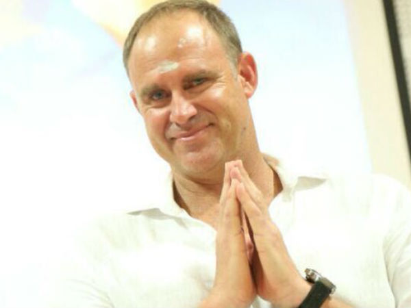 வேட்டி கட்டி அசத்தல் 