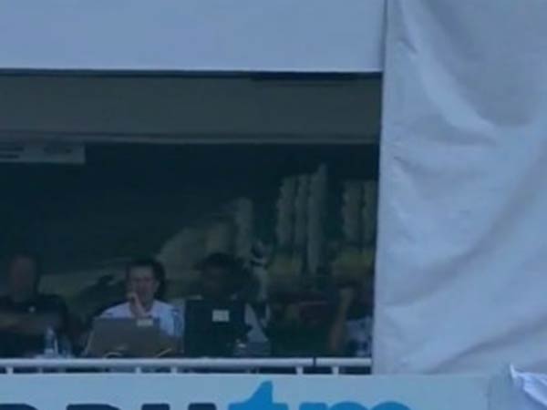 செருப்பை எடுத்து விரட்டிய ஊழியர்கள்