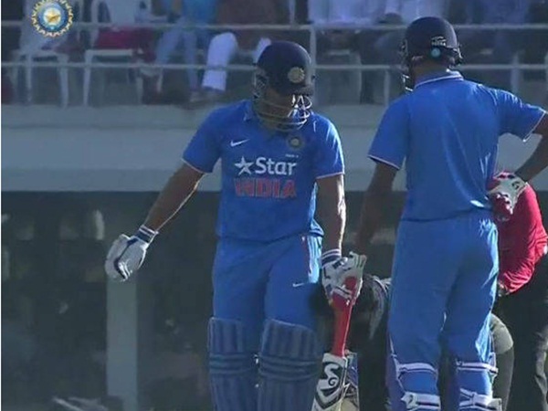 Fan invades pitch to touch MS Dhoni's feet