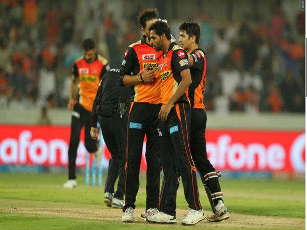 பழுப்பு நிற தொப்பி வென்ற புவனேஸ்வர் குமார்: 