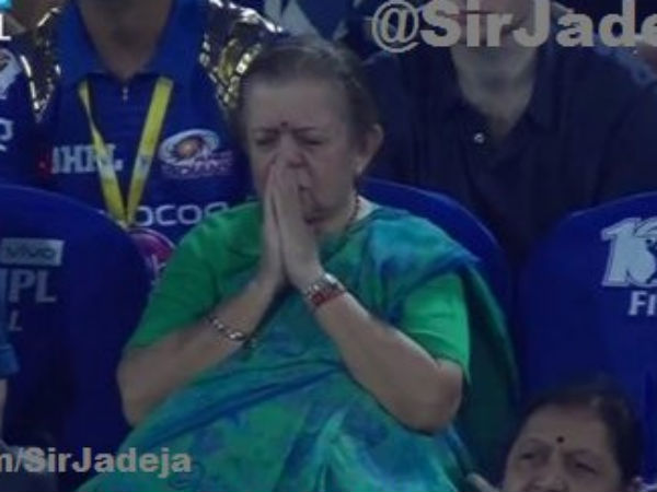 பாட்டியின் படு சீரியஸாக பிரார்த்தனை