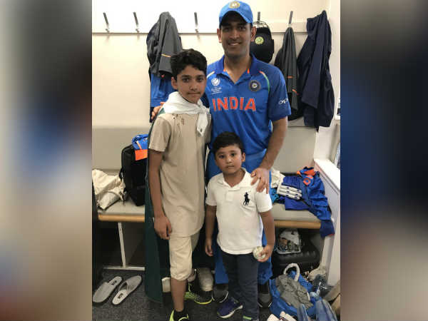 மகன்களுடன் டோணி 