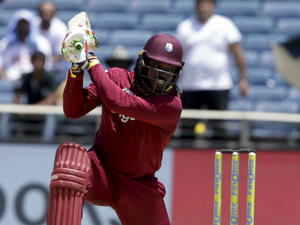 அள்ளிக்கொடுத்த பவுலர்கள் 