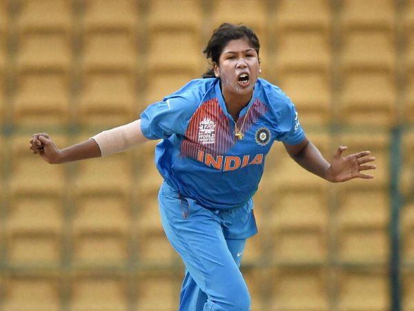 அசத்தல் பந்து வீச்சு 