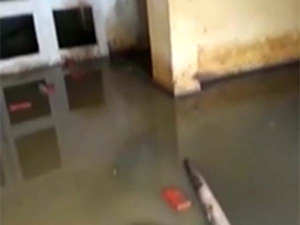 நீரை அகற்றியபோது.. 