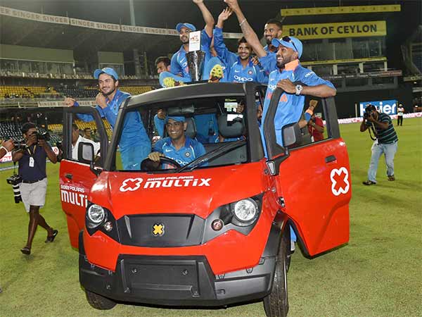 காரில் ரவுண்டு காரில் ரவுண்டு