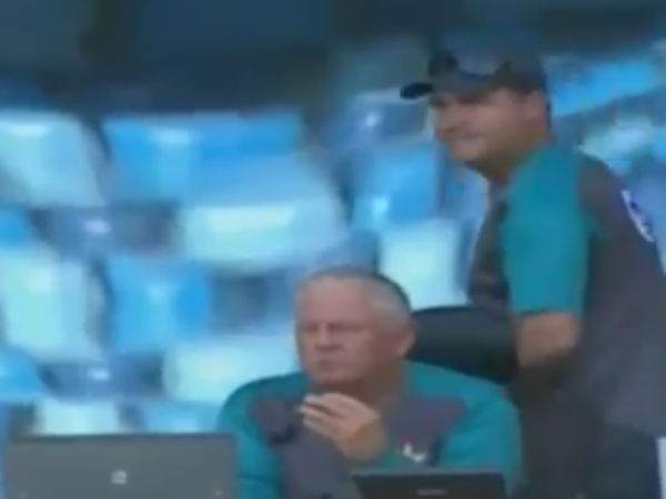 எழுந்து போன பாகிஸ்தான் பயிற்சியாளர் 