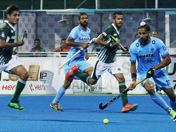 தடுப்பாட்டத்தில் இந்திய வீரர்கள்