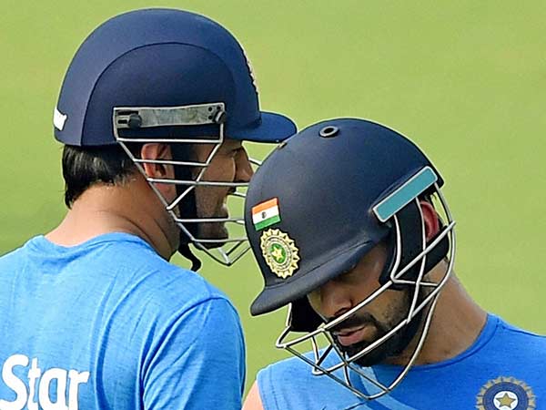  கோஹ்லியை வழிநடத்தும் டோணி 