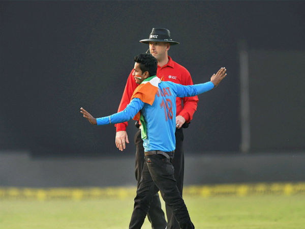  கட்டி பிடிக்க வந்த ரசிகர் 