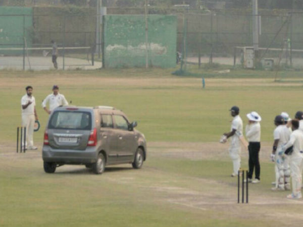  மைதானத்திற்குள் வந்த கார் 