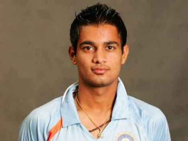 எந்த இடத்தில் விளையாடுவார் 