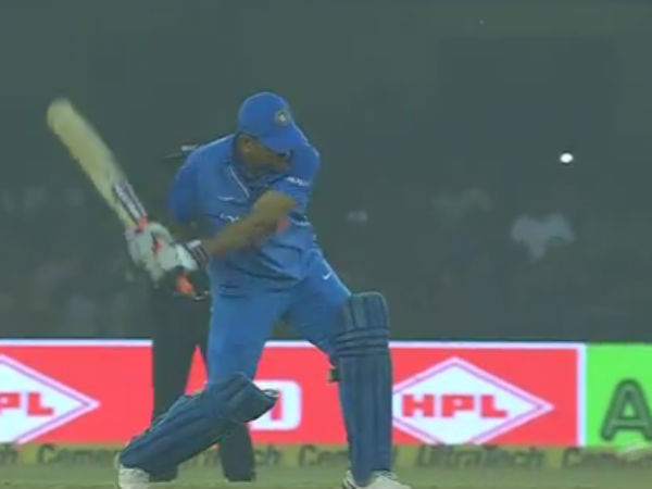 அதிரடி மன்னன் டோணி 