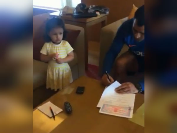 சமத்தாக நிற்கும் ஸிவா 