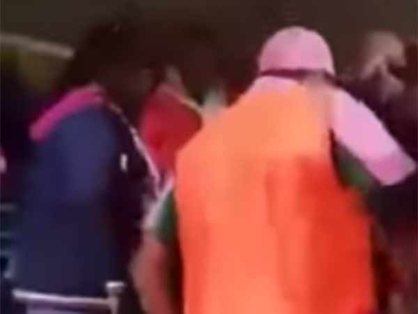 அழைத்துச் சென்றார்கள் 