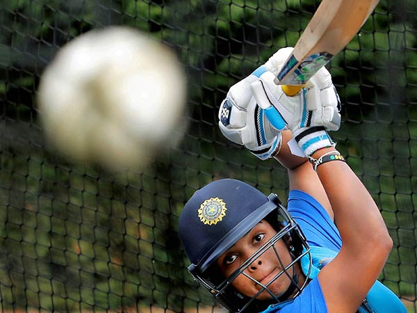 சின்னப் பொண்ணே அடிக்குது