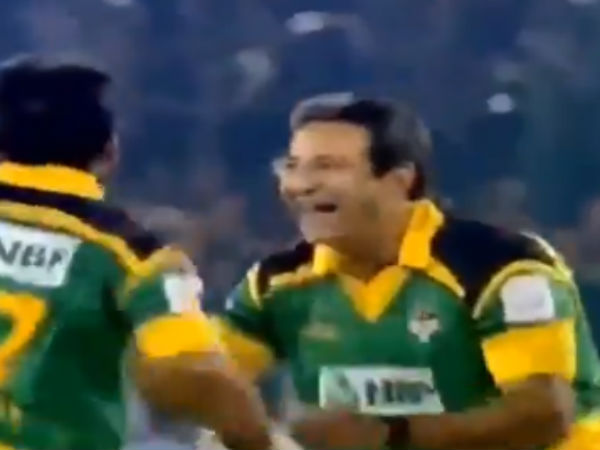 விளையாடினார் 