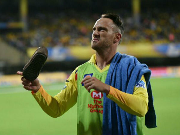 செருப்பு வீசினார்கள் 