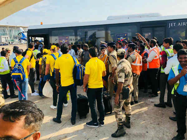 கோப்பை வைத்து கொண்டாடினர் 