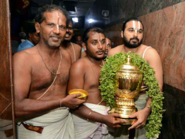 கோப்பை வைத்து பூஜை 