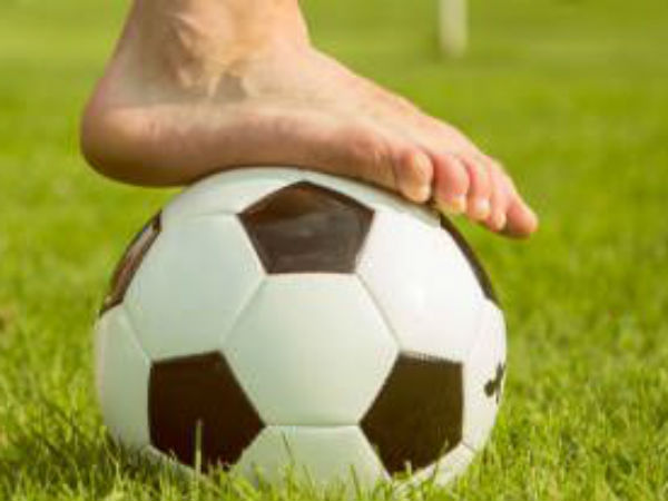 வெறும் காலில் விளையாடினர் 