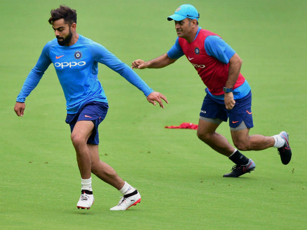 கோஹ்லி - டோணி பாஸ் 